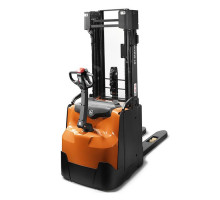 Электрический штабелер Toyota SWE200L (Исполнение для рыбной промышленности)