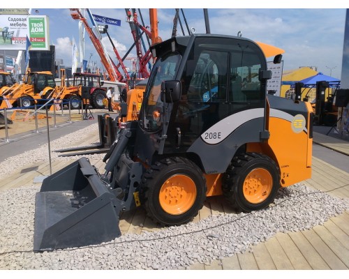 Универсальный погрузчик с бортовым поворотом АМКОДОР 208Е