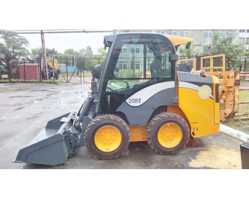 Универсальный погрузчик с бортовым поворотом АМКОДОР 208Е