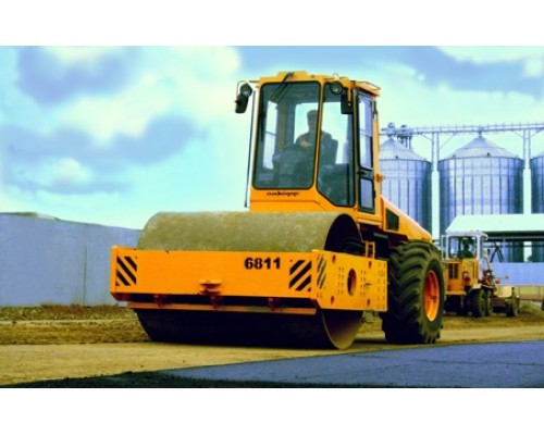 Каток вибрационный самоходный АМКОДОР 6811